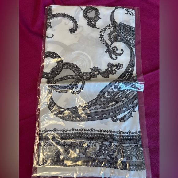 Doncaster 100% Silk Scarf New With Tag - Picture 7 of 8